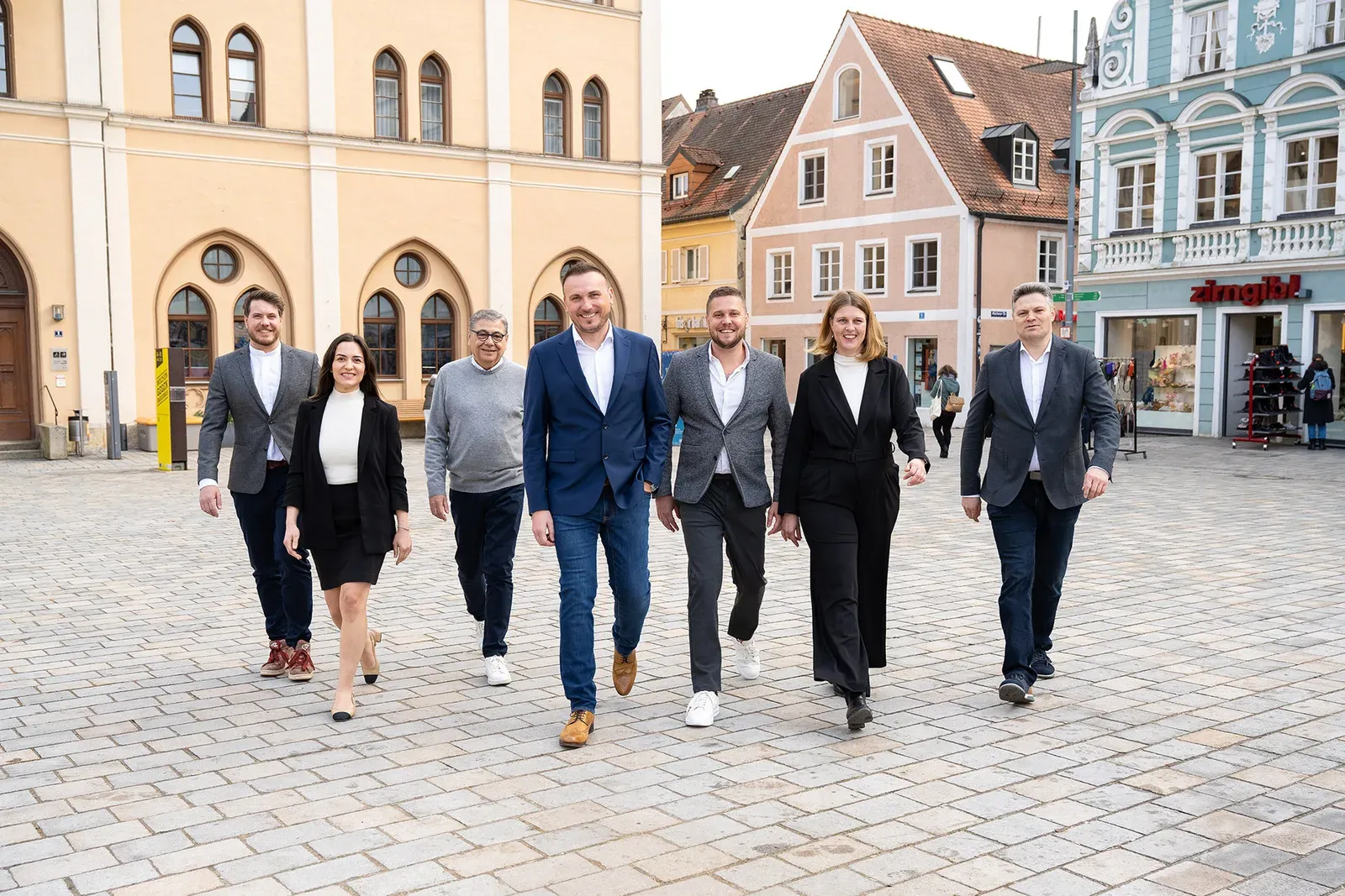 Das Team der Finanzkanzlei Bayern in einer bayerischen Altstadt