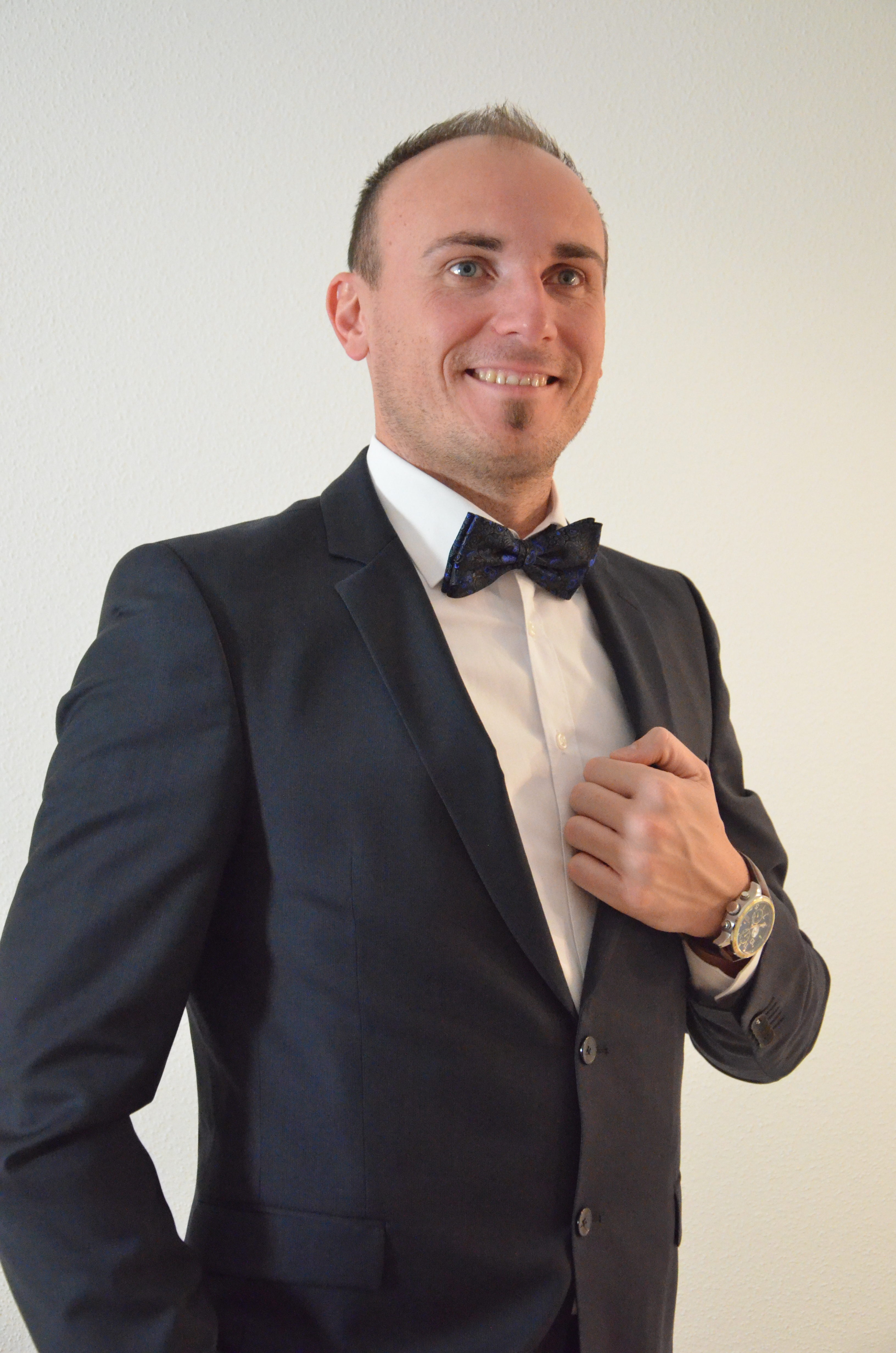 Matthias Zetzl, Gründer und Inhaber der FinanzKanzlei Bayern, hier ganz gentlemanlike mit Anzug und Fliege Foto: Matthias Zetzl, Gründer & Inhaber der FinanzKanzlei Bayern