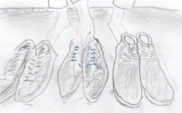 21 Versicherung_alles Nötige_schmal Eine Maßgeschneiderte Versicherungslösung - in der Grafik symbolisiert durch den Griff nach einem Paar ausgewählter Schuhe